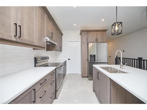 3924 Mitchell Crescent, Stevensville, ON - Indoor Photo Showing Kitchen With Double Sink With Upgraded Kitchen