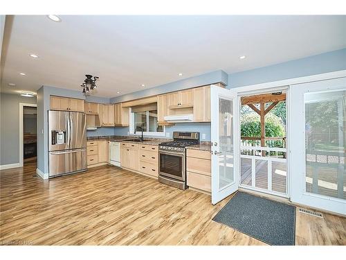 1516 Garrison Road, Fort Erie, ON - Indoor Photo Showing Kitchen