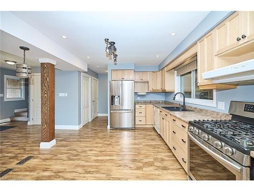 1516 Garrison Road, Fort Erie, ON - Indoor Photo Showing Kitchen With Double Sink With Upgraded Kitchen