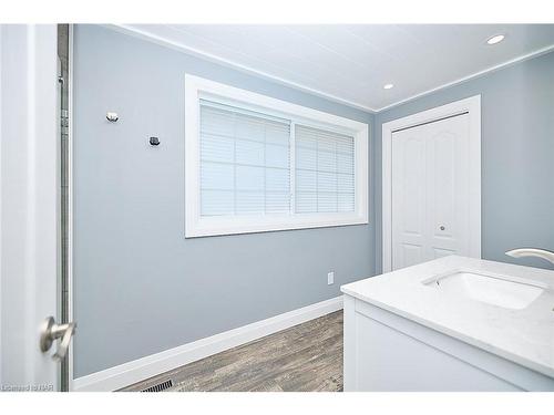 1516 Garrison Road, Fort Erie, ON - Indoor Photo Showing Bathroom