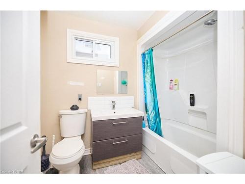 229 Dain Avenue, Welland, ON - Indoor Photo Showing Bathroom