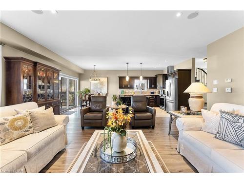 4776 Victor Drive, Niagara Falls, ON - Indoor Photo Showing Living Room