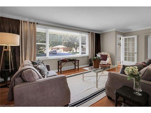 4970 David Avenue, Niagara Falls, ON - Indoor Photo Showing Living Room