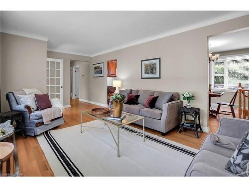 4970 David Avenue, Niagara Falls, ON - Indoor Photo Showing Living Room