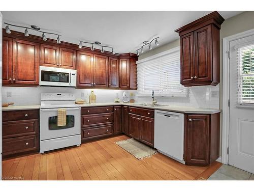 4970 David Avenue, Niagara Falls, ON - Indoor Photo Showing Kitchen