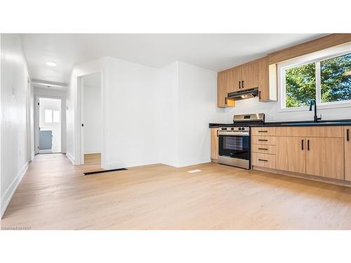 9013 Netherby Road, Niagara Falls, ON - Indoor Photo Showing Kitchen