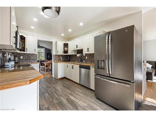 121 Meadow Heights Drive, Bracebridge, ON - Indoor Photo Showing Kitchen With Upgraded Kitchen