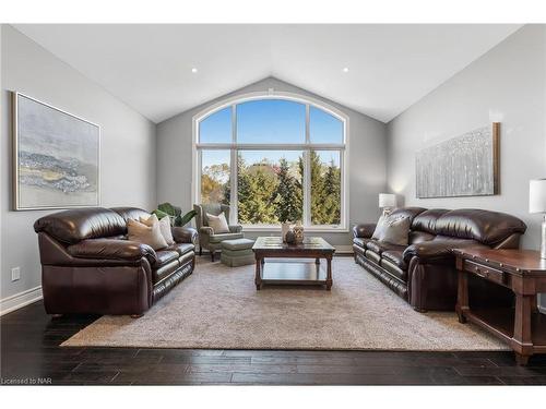 36 Hickory Avenue Avenue, Niagara-On-The-Lake, ON - Indoor Photo Showing Living Room