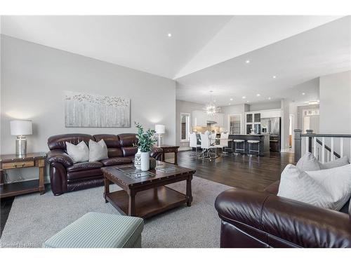 36 Hickory Avenue Avenue, Niagara-On-The-Lake, ON - Indoor Photo Showing Living Room