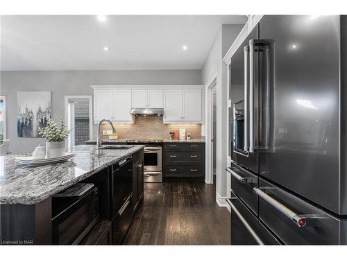 36 Hickory Avenue Avenue, Niagara-On-The-Lake, ON - Indoor Photo Showing Kitchen With Upgraded Kitchen