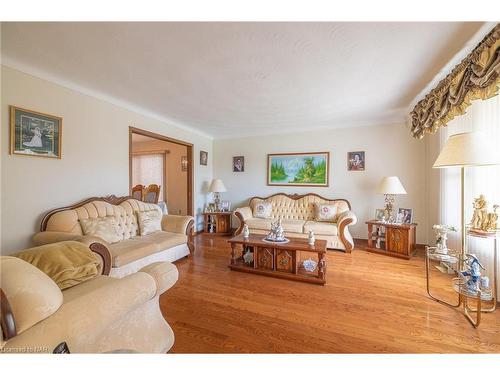 4177 Brookdale Drive, Niagara Falls, ON - Indoor Photo Showing Living Room