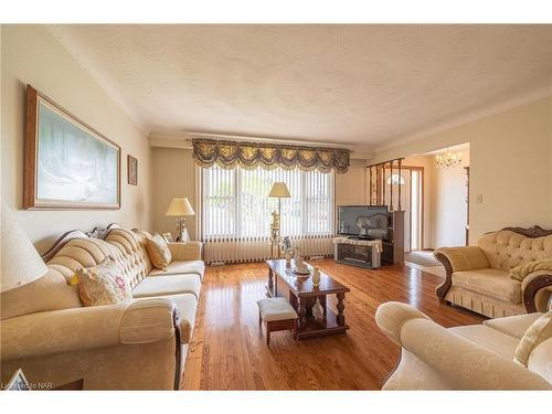 4177 Brookdale Drive, Niagara Falls, ON - Indoor Photo Showing Living Room