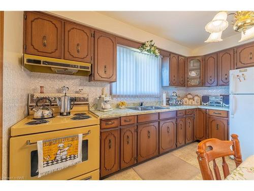 4177 Brookdale Drive, Niagara Falls, ON - Indoor Photo Showing Kitchen With Double Sink