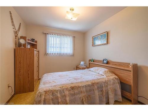 4177 Brookdale Drive, Niagara Falls, ON - Indoor Photo Showing Bedroom