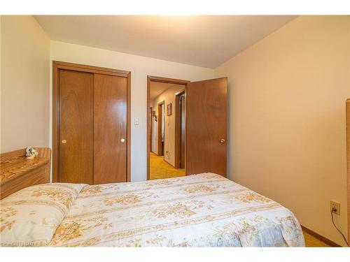 4177 Brookdale Drive, Niagara Falls, ON - Indoor Photo Showing Bedroom