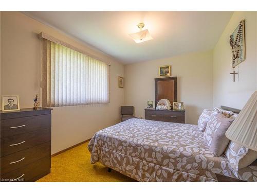 4177 Brookdale Drive, Niagara Falls, ON - Indoor Photo Showing Bedroom