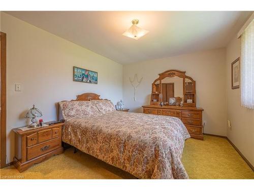 4177 Brookdale Drive, Niagara Falls, ON - Indoor Photo Showing Bedroom