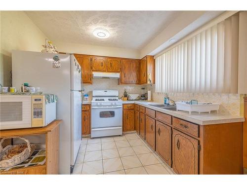 4177 Brookdale Drive, Niagara Falls, ON - Indoor Photo Showing Kitchen With Double Sink