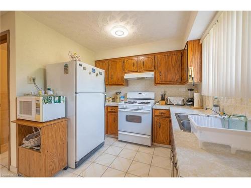 4177 Brookdale Drive, Niagara Falls, ON - Indoor Photo Showing Kitchen