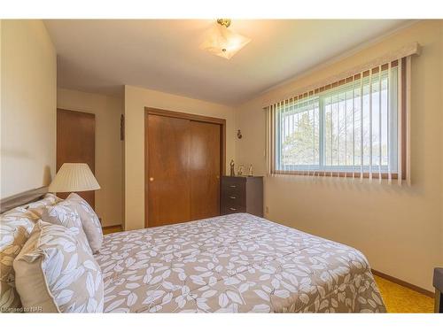 4177 Brookdale Drive, Niagara Falls, ON - Indoor Photo Showing Bedroom