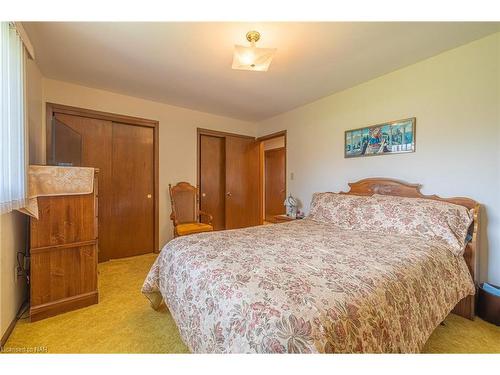 4177 Brookdale Drive, Niagara Falls, ON - Indoor Photo Showing Bedroom