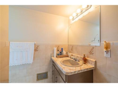 4177 Brookdale Drive, Niagara Falls, ON - Indoor Photo Showing Bathroom