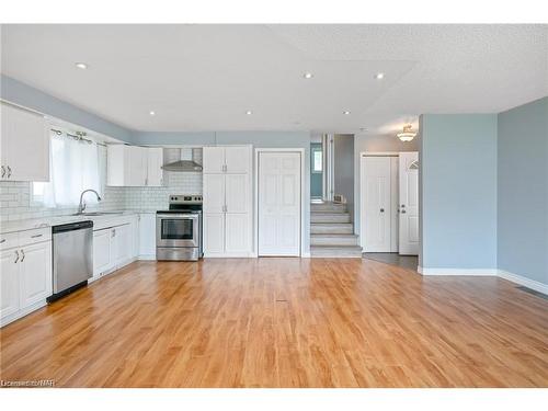 20 Patricia Avenue, Welland, ON - Indoor Photo Showing Kitchen With Stainless Steel Kitchen With Upgraded Kitchen