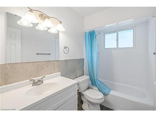 20 Patricia Avenue, Welland, ON - Indoor Photo Showing Bathroom