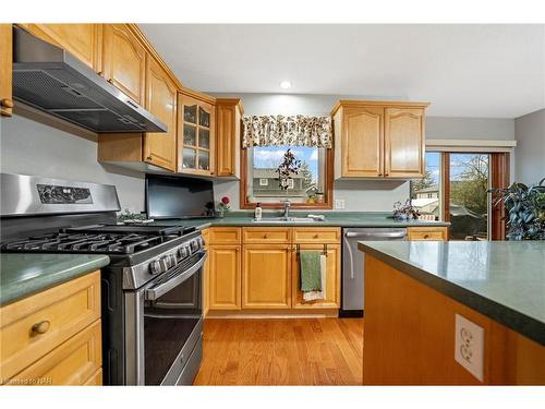 695 Grandview Road, Fort Erie, ON - Indoor Photo Showing Kitchen