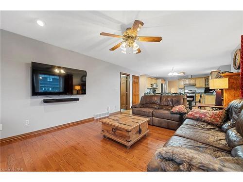 695 Grandview Road, Fort Erie, ON - Indoor Photo Showing Living Room