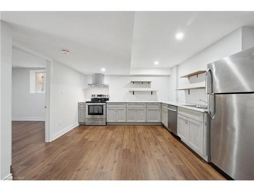 7924 Odell Crescent, Niagara Falls, ON - Indoor Photo Showing Kitchen