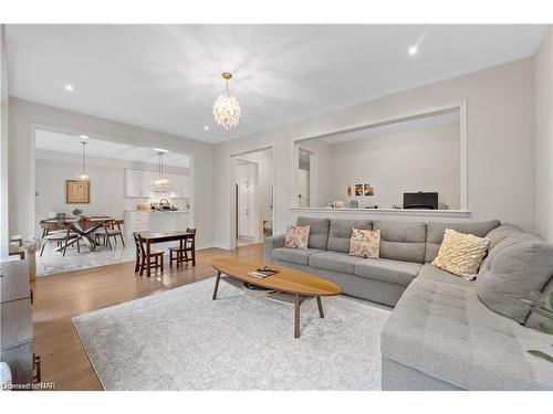 7924 Odell Crescent, Niagara Falls, ON - Indoor Photo Showing Living Room