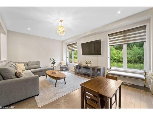 7924 Odell Crescent, Niagara Falls, ON - Indoor Photo Showing Living Room