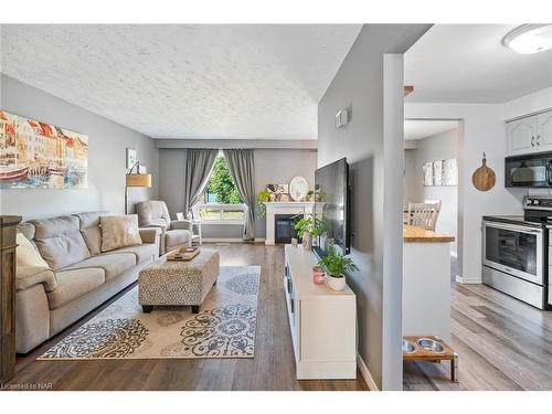 8 Argyle Court, Welland, ON - Indoor Photo Showing Living Room