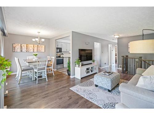 8 Argyle Court, Welland, ON - Indoor Photo Showing Living Room