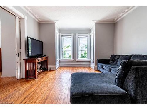 4394 Morrison Street, Niagara Falls, ON - Indoor Photo Showing Living Room