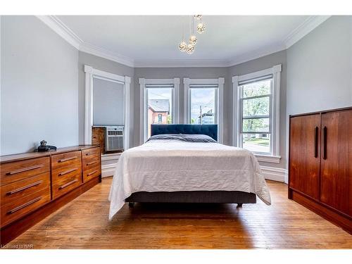 4394 Morrison Street, Niagara Falls, ON - Indoor Photo Showing Bedroom