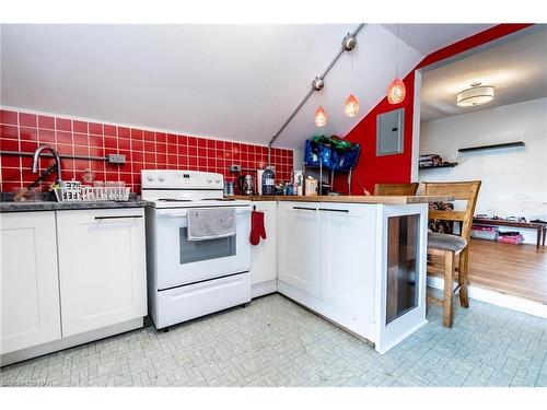 4394 Morrison Street, Niagara Falls, ON - Indoor Photo Showing Kitchen