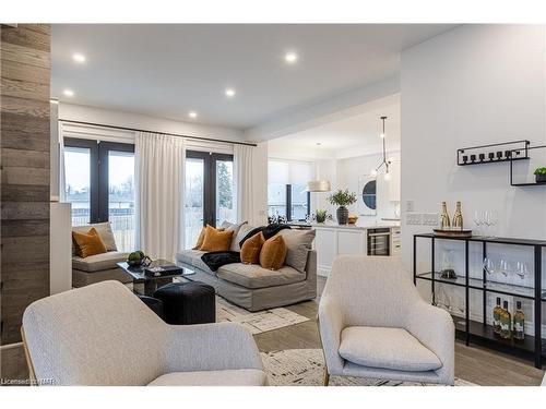 2317 Terravita Drive, Niagara Falls, ON - Indoor Photo Showing Living Room