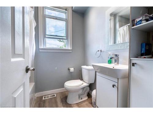 4394 Morrison Street, Niagara Falls, ON - Indoor Photo Showing Bathroom