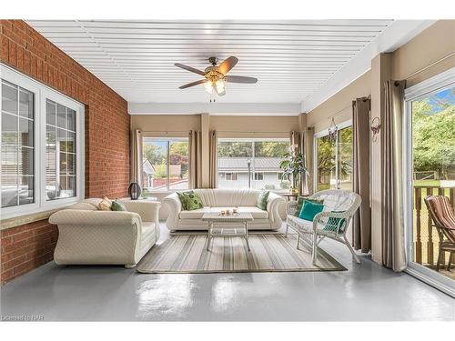 753 Welland Road, Fenwick, ON - Indoor Photo Showing Living Room