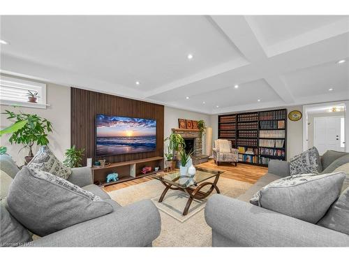 42 October Drive, St. Catharines, ON - Indoor Photo Showing Living Room