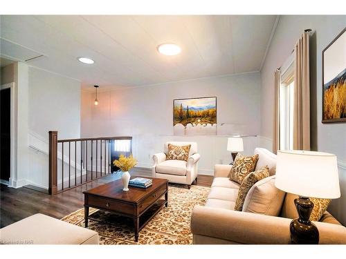 27 Barton Street, St. Catharines, ON - Indoor Photo Showing Living Room