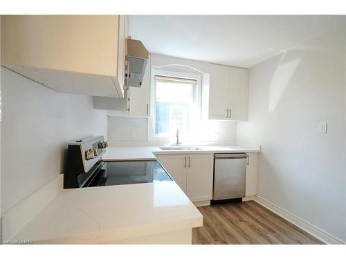 27 Barton Street, St. Catharines, ON - Indoor Photo Showing Kitchen