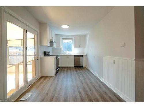 27 Barton Street, St. Catharines, ON - Indoor Photo Showing Kitchen