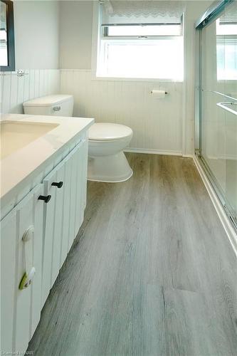 27 Barton Street, St. Catharines, ON - Indoor Photo Showing Bathroom