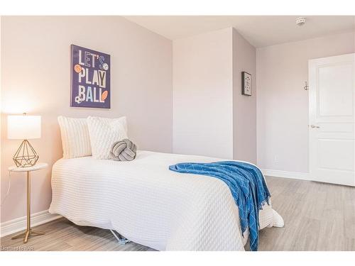 138 Winterberry Boulevard, Thorold, ON - Indoor Photo Showing Bedroom