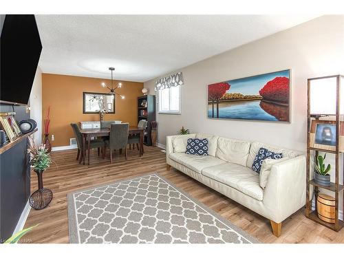 4 College Park Drive, Welland, ON - Indoor Photo Showing Living Room