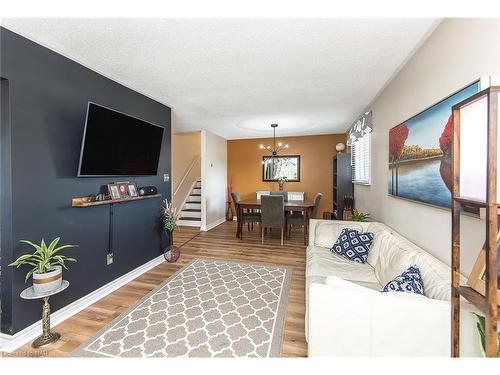 4 College Park Drive, Welland, ON - Indoor Photo Showing Living Room