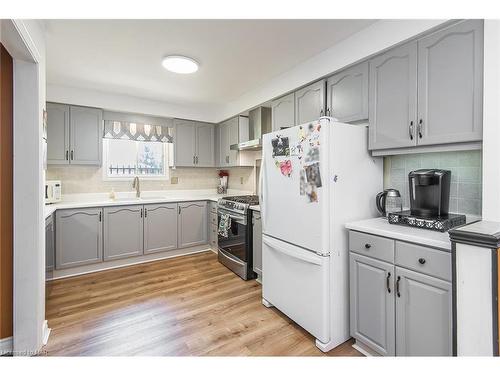 4 College Park Drive, Welland, ON - Indoor Photo Showing Kitchen